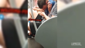 Milano, sniffano cocaina in metropolitana: il video virale sui social
