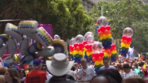 Pride, la sfilata di San Francisco tra balli e bandiere arcobaleno