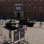 Ucraina, i carri armati russi esposti in Polonia: “Non dimenticare gli orrori della guerra”