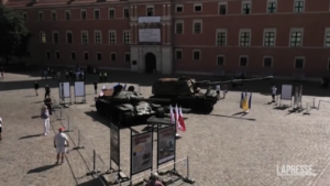 Ucraina, i carri armati russi esposti in Polonia: “Non dimenticare gli orrori della guerra”