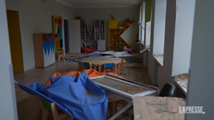 Kiev, finestre rotte e aule piene di vetri: le immagini dell’asilo nido bombardato