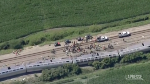 Usa, treno colpisce camion a passaggio a livello e deraglia: le immagini girate dall’alto