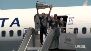 Nhl, i Colorado Avalanche tornano a Denver con la Stanley Cup