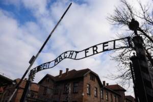 LO SCEICCO MOHAMMED AL - EISSA VISITA IL CAMPO DI CONCENTRAMENTO DI AUSCHWITZ