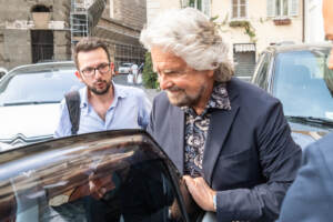 M5S: pressing eletti su Grillo, lasciamo governo. Spunta idea appoggio esterno, garante valuta con Conte