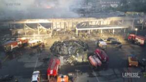 Ucraina: un drone mostra la devastazione dell’attacco al centro commerciale di Kremenchuk