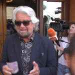Grillo esce dal Forum mostrando una banconota da mille euro