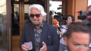 Grillo esce dal Forum mostrando una banconota da mille euro