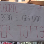 Napoli,  flash mob contro cancellazione aborto negli Stati Uniti: “In Italia le cose non vanno meglio”