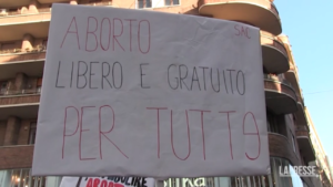 Napoli,  flash mob contro cancellazione aborto negli Stati Uniti: “In Italia le cose non vanno meglio”