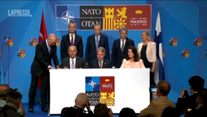 Nato, l’annuncio di Stoltenberg: “Raggiunto accordo tra Turchia, Svezia e Finlandia”