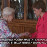 Elisabetta II a Edindurgo, la prima ministra scozzese omaggia la regina con una bottiglia di whiskey