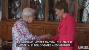 Elisabetta II a Edindurgo, la prima ministra scozzese omaggia la regina con una bottiglia di whiskey