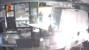 Torino, sfondano vetrina dell’area di servizio per un furto: fermata ‘banda delle spaccate’