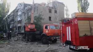 Ucraina: colpito grattacielo a Mykolaiv: squadre di soccorso al lavoro