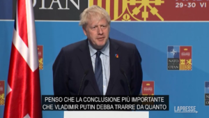 Ucraina, Johnson: “Putin guardi a come l’Occidente si unisce per aiutare l’Ucraina”