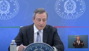 Draghi: “Non esiste governo senza M5S”. Base preme su Conte per appoggio esterno