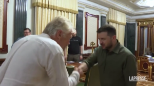 Ucraina, il miliardario Richard Branson a Kiev incontra Zelensky