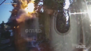 Ucraina, attacco a Mykolaiv: lo slow motion del missile che colpisce il palazzo