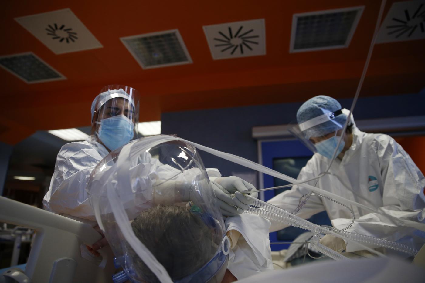 Covid, Oms: “Un milione di morti da inizio anno”. Gimbe: “Sui casi in Italia pesa l’effetto Ferragosto” Covid, Oms: “Un milione di morti da inizio anno”. Gimbe: “Sui casi in Italia pesa l’effetto Ferragosto”