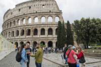 Roma, turisti per le strade del centro storico della Capitale