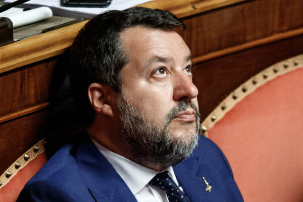 Lega, Salvini prepara vertice partito. Castelli: “Via da governo? Ennesima incoerenza”