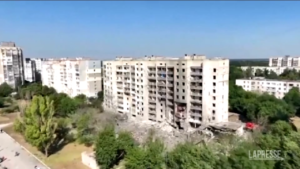 Ucraina, attacco russo su Odessa: le immagini dal drone del palazzo distrutto