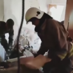 Ucraina, palazzo colpito a Odessa: i vigili del fuoco al lavoro tra le macerie