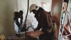 Ucraina, palazzo colpito a Odessa: i vigili del fuoco al lavoro tra le macerie