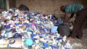 Ambiente: mobili e oggetti fatti con rifiuti di plastica, l’idea green di un’azienda keniota