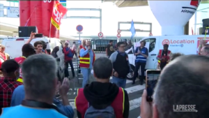 Parigi: sciopero lavoratori aeroportuali, caos al Charles de Gaulle
