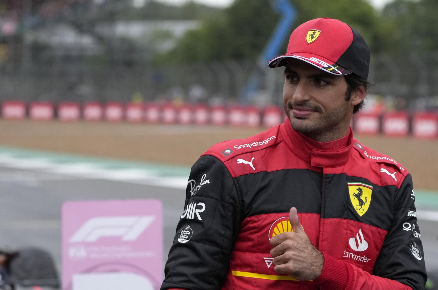 F1, Sainz mago della pioggia: pole a Silverstone davanti a Verstappen