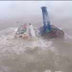 Hong Kong: nave affonda durante tifone Chaba, le complicata operazioni di salvataggio