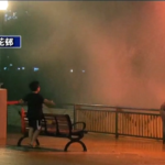 Hong Kong sferzata dal tifone Chaba, venti forti e pioggia battente