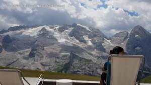 Crolla seracco di ghiaccio in Marmolada: il video di una turista