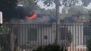 Milano, incendio in zona Corvetto: una colonna di fumo nero invade il cielo
