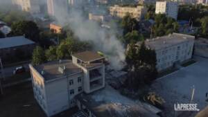 Ucraina, scuola di Kharkiv danneggiata dai missili