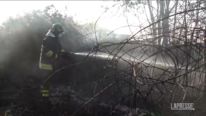Incendio Roma, uomo prova a spegnere il fuoco con le mani per salvare il convento