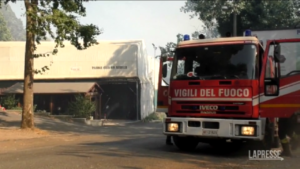 Incendio a Roma, la testimonianza di chi ha affrontato il muro di fiamme: “Abbiamo avuto paura”