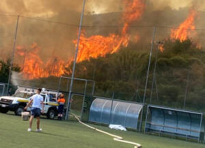 Roma: incendio alla Pineta Sacchetti, evacuato centro sportivo