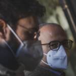 Covid: mascherine restano obbligatorie in ospedali e rsa, stop sui mezzi