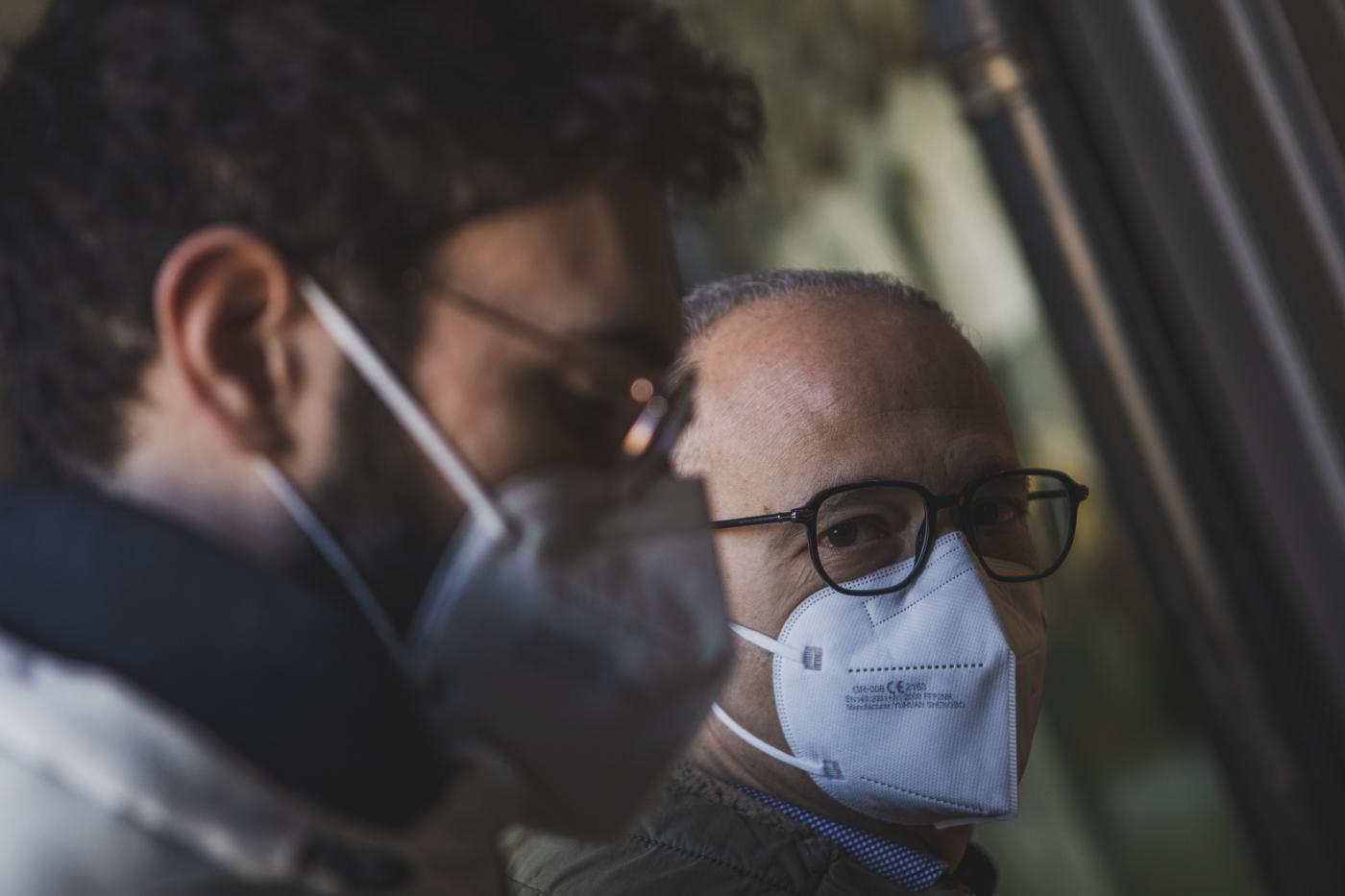 Covid: mascherine restano obbligatorie in ospedali e rsa, stop sui mezzi