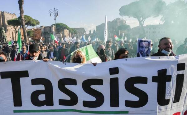 Taxi: in mille protestano a Roma, intesa appare lontana