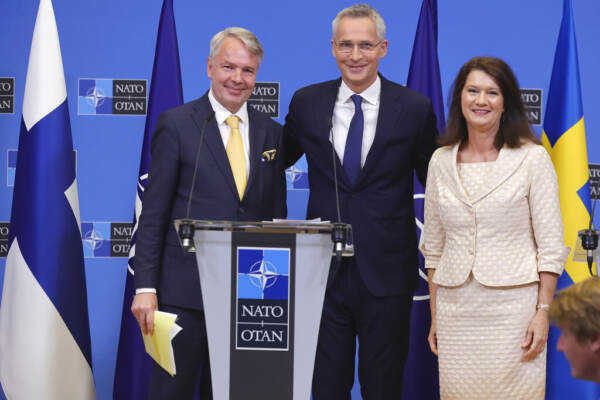 Ucraina: firmati protocolli adesione Svezia e Finlandia a Nato, Russia continua assalto Donbass