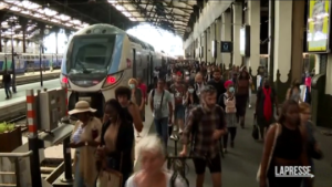 Francia, lo sciopero dei ferrovieri crea disagi a lavoratori e turisti