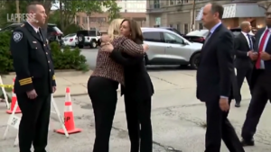 Usa, Kamala Harris visita il luogo della sparatoria in Illinois