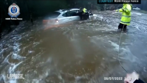 Floods in Australia: 72-year old driver rescued by police.