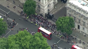 UK: Small crowd as Number 10 Downing Street after Johnson agrees to step down