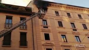 Incendio a Milano all’ultimo piano di un palazzo: 3 persone sul tetto