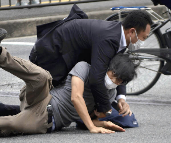 Giappone, colpi d'arma da fuoco contro Shinzo Abe: arrestato il presunto attentatore